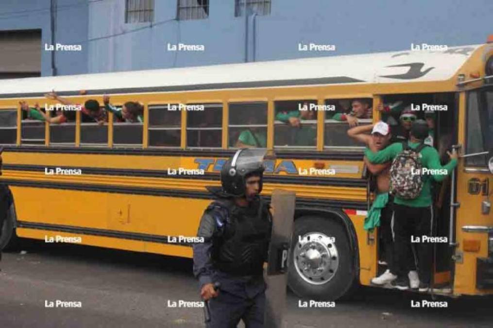 La ola de violencia en los estadios no para y en Tegucigalpa no fue la excepción. La barra del Marathón llegó y se armó una gran balacera en las afueras del estadio.