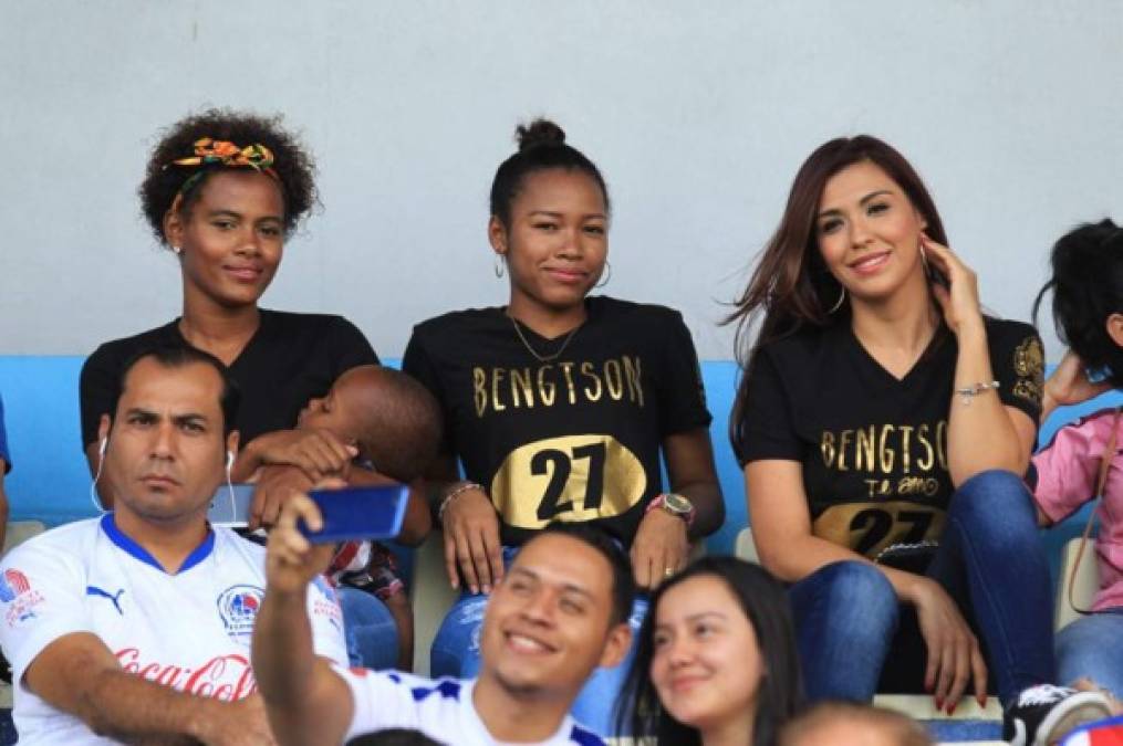 La esposa de Bengtson llegó con la familia del jugador olimpista al estadio Nacional.