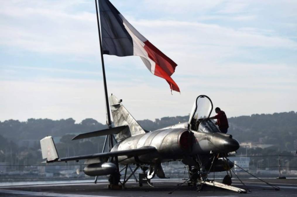 El presidente de Francia, François Hollande, declaró la guerra la Estado Islámico tras los sangrientos atentados en París el 13-N. El mandatario ordenó el bombardeo inmediato de los bationes del ISIS en Siria.
