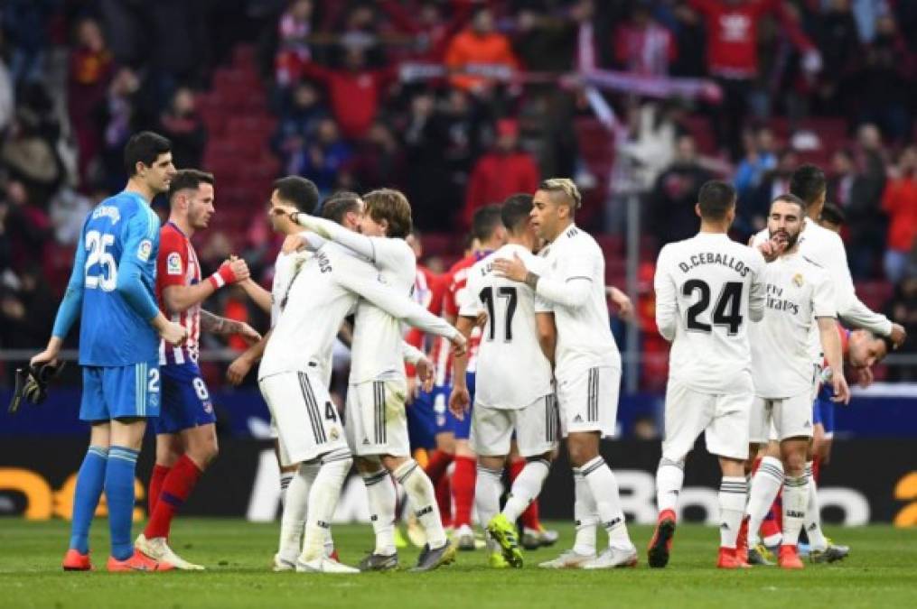 Real Madrid tiene ahora un punto (45 unidades) más que el Atlético (3º) y se puso de forma provisional a cinco del líder Barcelona, que juega el domingo en el campo del Athletic Bilbao (12º).
