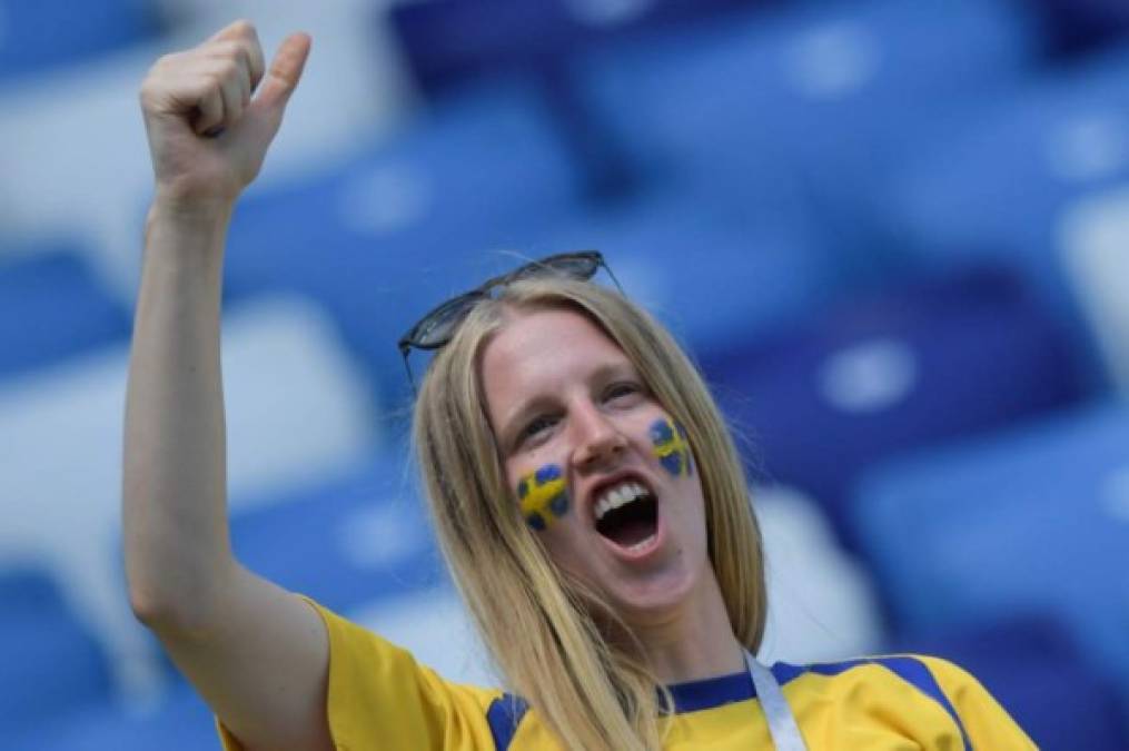 Esta fan sueca celebra junto con su selección. Foto AFP