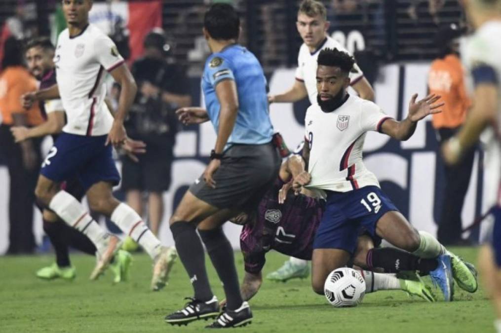 Saíd Martínez se convirtió en el primer árbitro hondureño en impartir justicia en una gran final de Copa Oro. Estados Unidos le ganó 1-0 a México. Su trabajo ha sido calificado por la prensa internacional. Foto AFP.