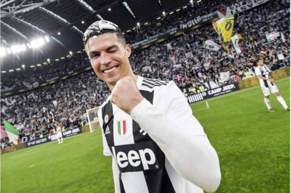 Cristiano Ronaldo celebrando muy contento su nuevo título, el segundo que conquista con la Juventus.