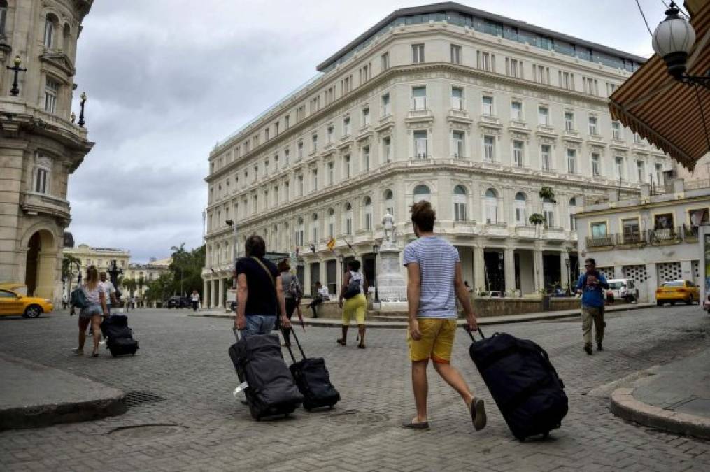 En la actualidad, las únicas personas que aún necesitan permisos especiales para dejar la isla son los médicos y los militares.