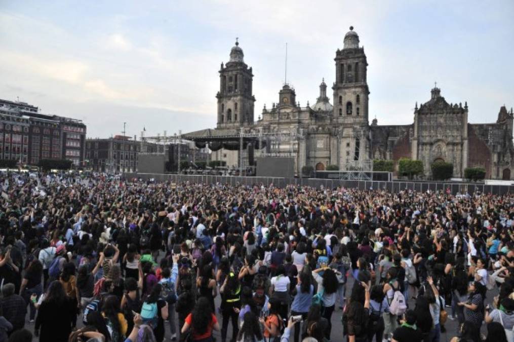 Desde París a Barcelona, Colombia, Puerto Rico, México o Buenos Aires, el mensaje de las jóvenes chilenas se replicó hasta en francés y turco, en una sincronía que da cuenta de que la violencia machista sigue arraigada en todo el mundo.