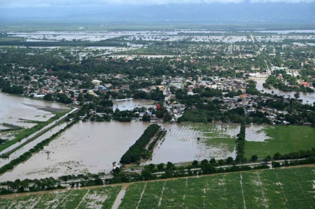 Desde que tocó tierra el lunes en el Caribe Norte de Nicaragua como huracán categoría 5 -la máxima en la escala Saffir-Simpson-, Iota, el segundo ciclón del mes después de Eta, inundó viviendas y extensas regiones de cultivos, derribó árboles, dejó incomunicados decenas de poblados y provocó daños en carreteras.