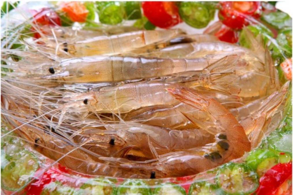 2.- Camarones borrachos. <br/><br/>Los camarones de este plato pasan un gran momento antes de ser comidos vivos por los comensales ya que primero son sumergidos en alcohol para 'emborracharlos' antes de ser servidos en un plato junto a jugosos vegetales.