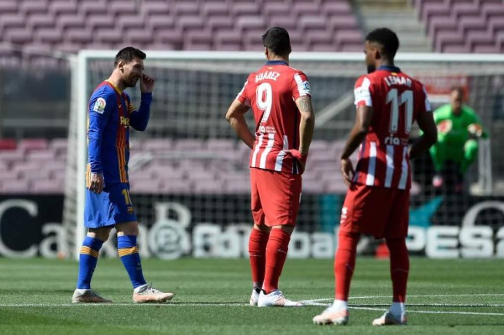 Risas y charla a mena de Messi y Suárez segundos antes del inicio del partido.