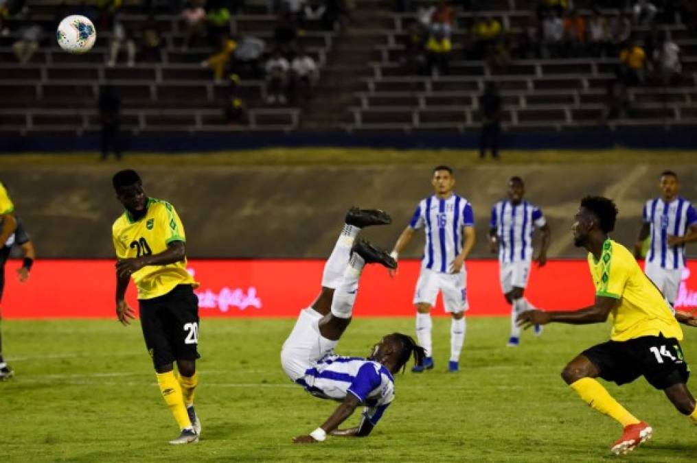 La dura caída de Alberth Elis tras una disputa del balón en el aire.