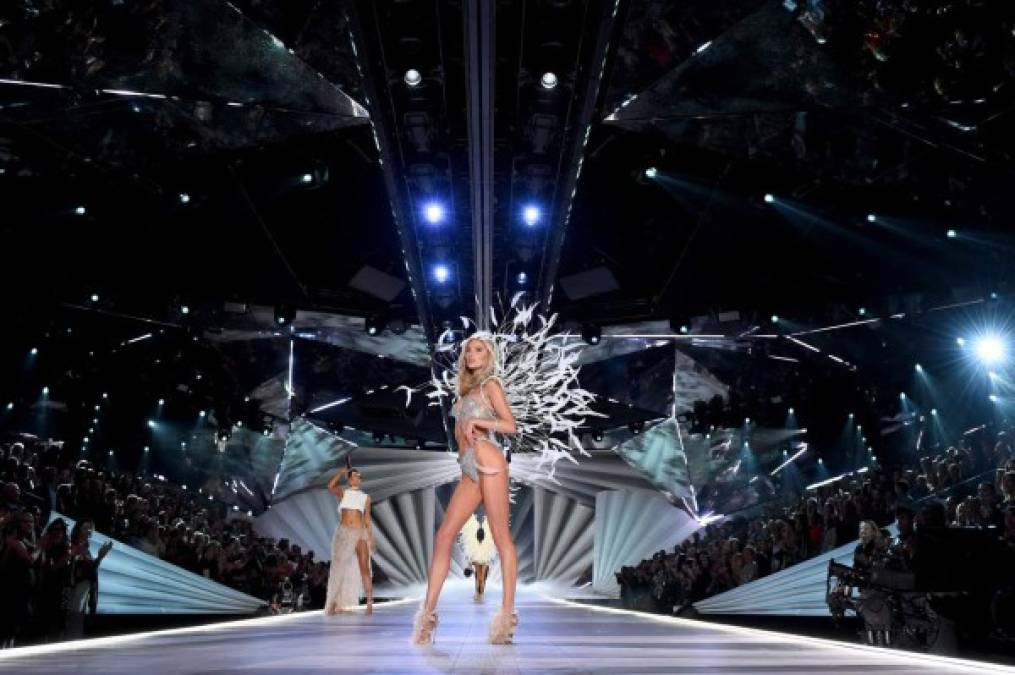 La famosa modelo Elsa Hosk lució el 'Fantasy Bra' del Victoria's Secret Fashion Show 2018. La pieza de lencería está valorada en un millón de dólares y diseñada con 2,100 cristales de Swarovski, diamantes y plata.
