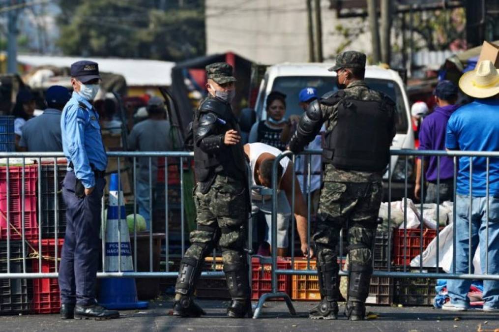 Elementos de la Policía Militar y Policía Nacional controlan la entrada de personas en los mercados.