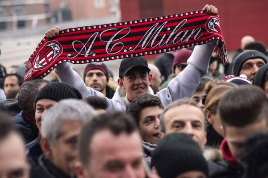 Los aficionados 'rossoneros' se mostraron contentos por la vuelta de Zlatan.