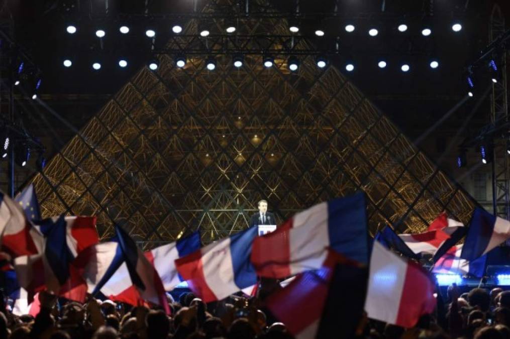 Macron se dirige a los franceses desde la explanada del Museo de Louvre, en su primer discurso como presidente electo.