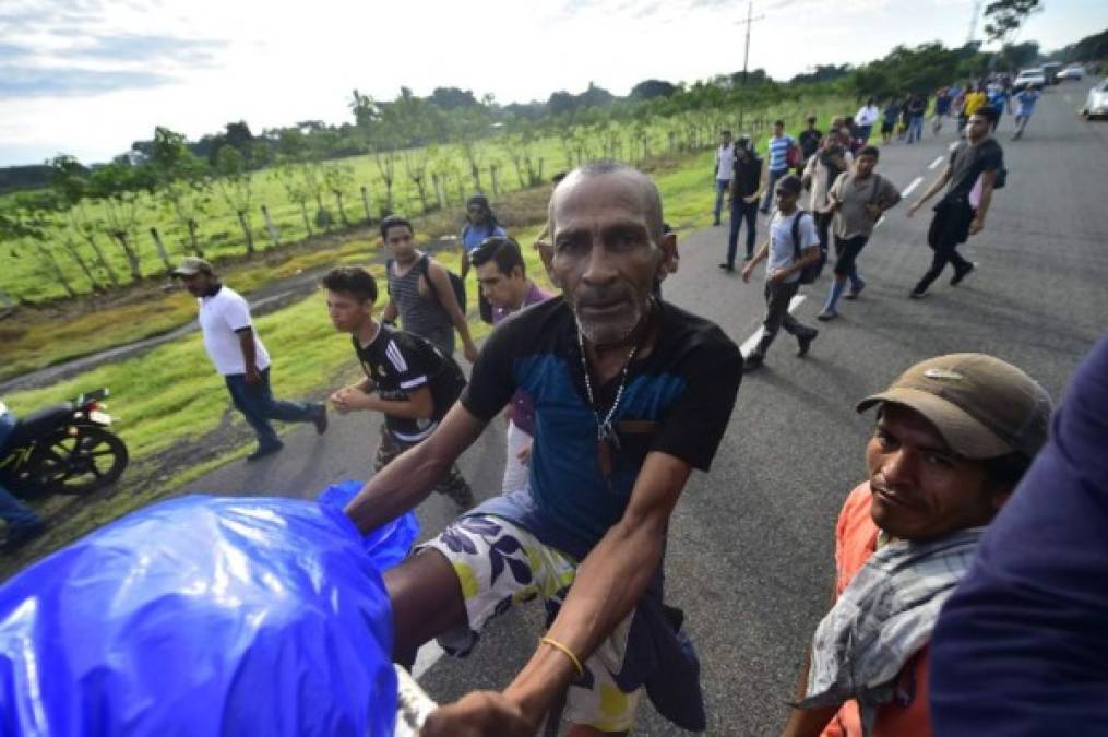 En la caravana de migrantes hay personas de todas las edades.