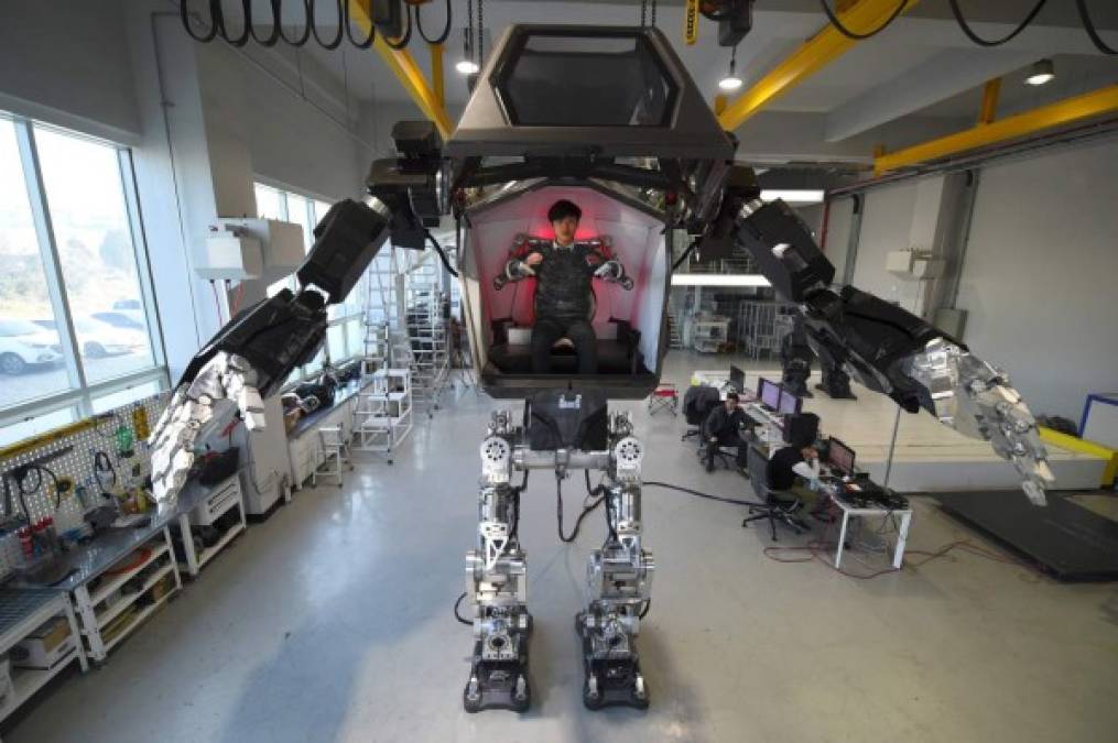 TECNO. Robótica en Corea del Sur. Un técnico prueba el robot andante “Method-2”, en el centro Korea Future Technology, en Gunpo. FOTO: AFP/JUNG YEON-JE