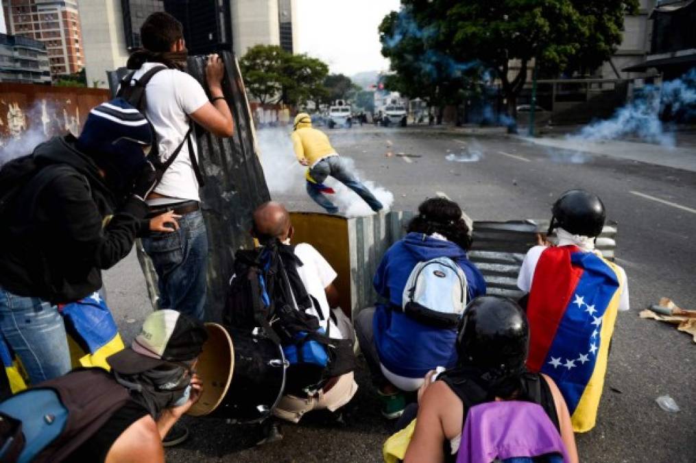 En el oeste de la capital, donde el miércoles hubo disturbios en una multitudinaria movilización de opositores, se registraron escaramuzas en los sectores de Santa Mónica y El Paraíso, donde se habían concentrado decenas de personas.