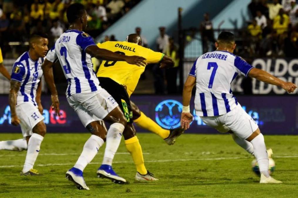 Momento en el que Dever Orgill saca un disparo de zurda para hacer el 2-0 contra Honduras.