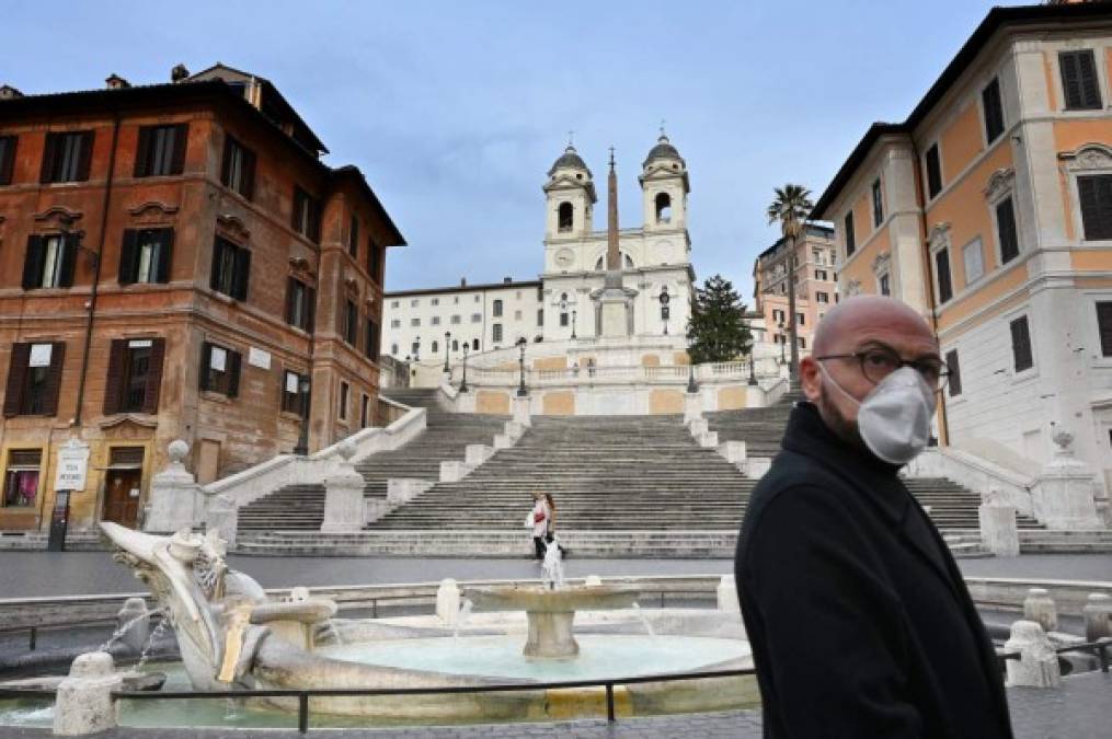 En Italia, que ya superó a China como el foco de angustia mundial, con cerca de 3,000 defunciones, los principales puntos turísticos lucen vacíos desde hace dos semanas.