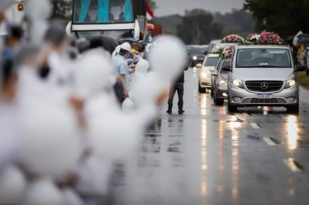 A su salida, los trabajadores del grupo Pettengill esperaban con globos blancos bajo la lluvia para despedir al empresario y sus familiares.