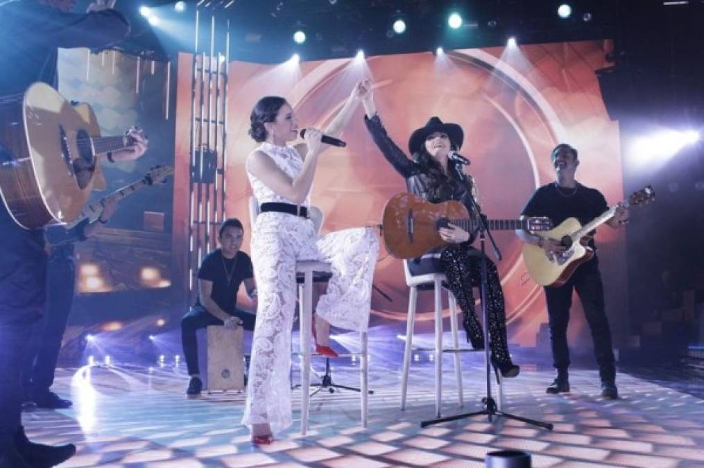 Angie cantó junto a Ana Bárbara la canción 'Lo Busqué' luciendo un atuendo completamente blanco.