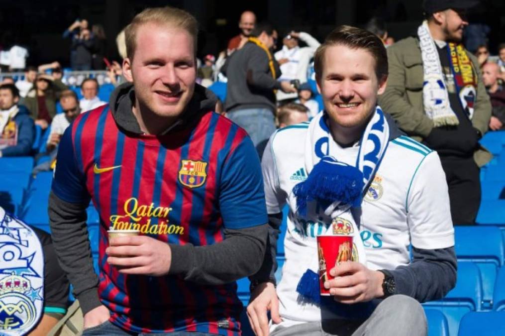 Un aficionado del Barcelona y uno del Real Madrid comparten antes del inicio del clásico.