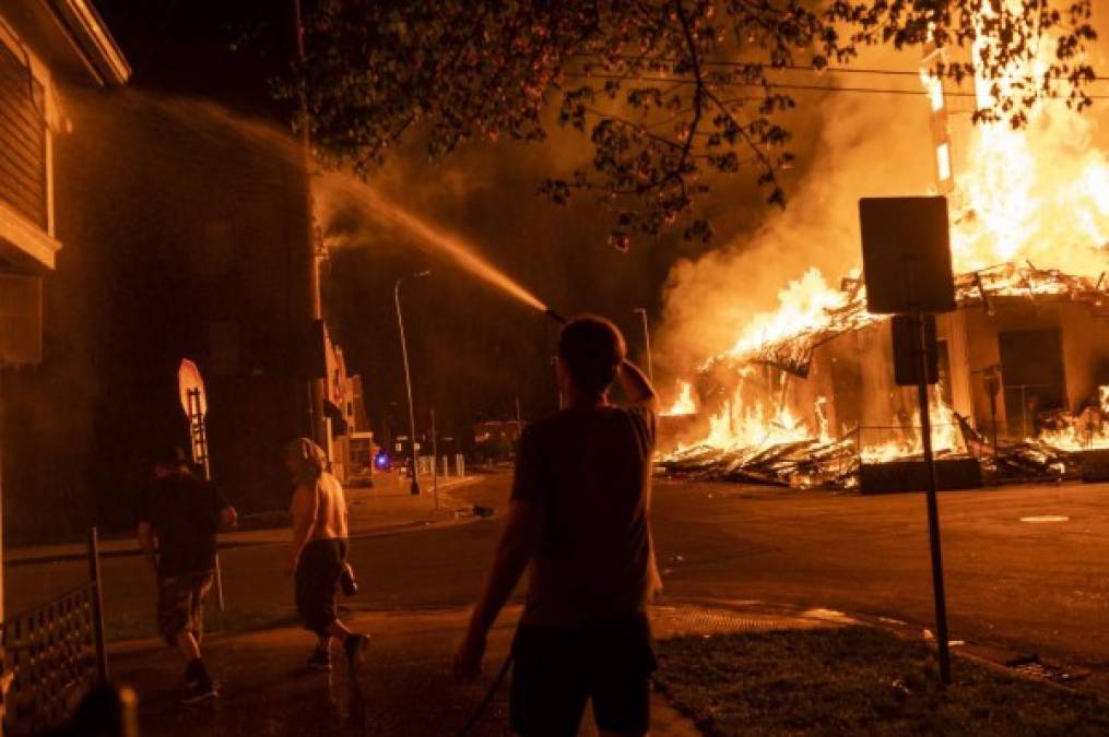 Las protestas y actos violentos se extendieron hasta la madrugada de este jueves y dejaron un muerto de bala.