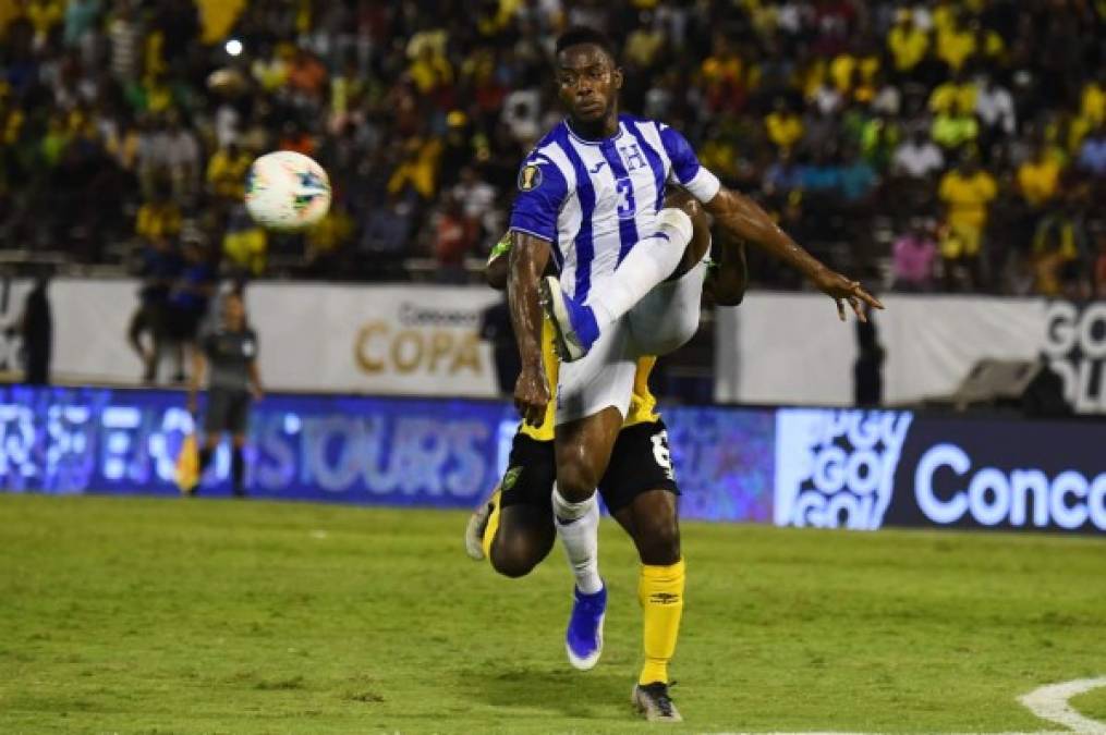 Maynor Figueroa, el capitán de Honduras, se levanta para despejar la pelota con la pierna izquierda.