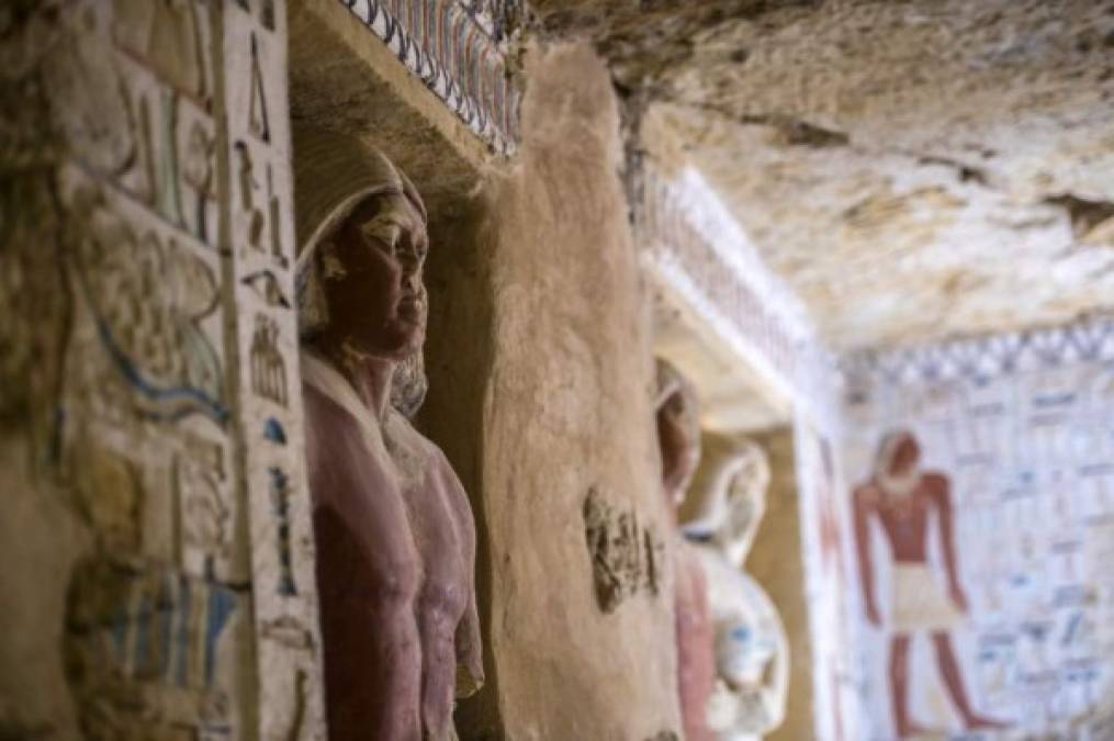 El sitio de Saqqara, al sur de la capital egipcia, es una amplia necrópolis que alberga la célebre pirámide del faraón Djoser, la primera de la era faraónica.