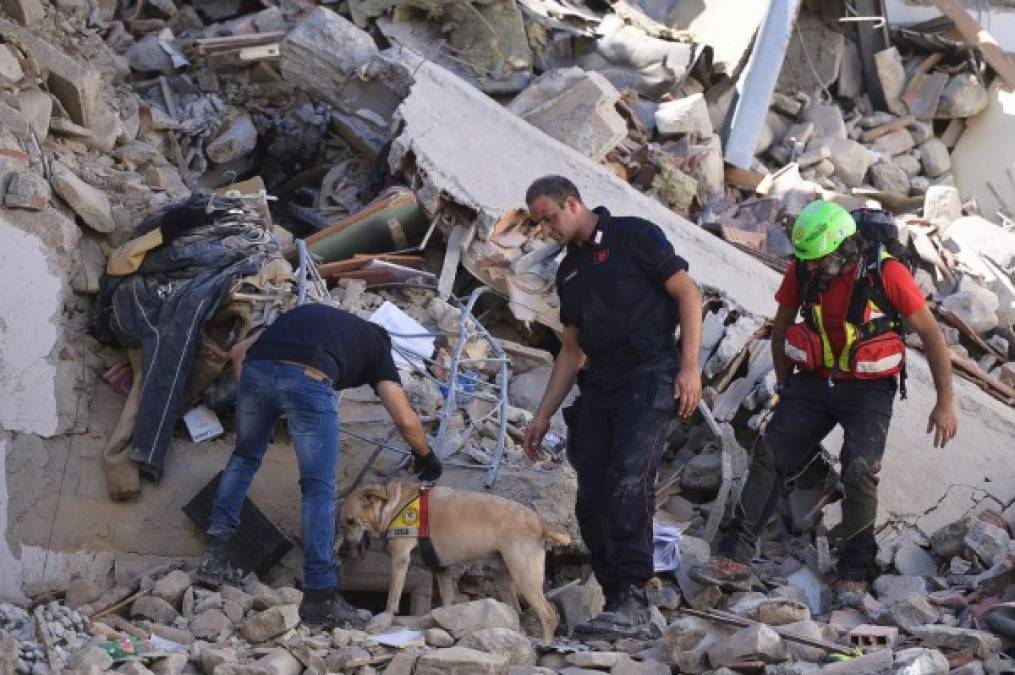 Un sismo de magnitud 6,2 sacudió la madrugada del miércoles el centro de Italia y causó al menos 73 muertos, con escenas de desolación en dos regiones montañosas de difícil acceso.