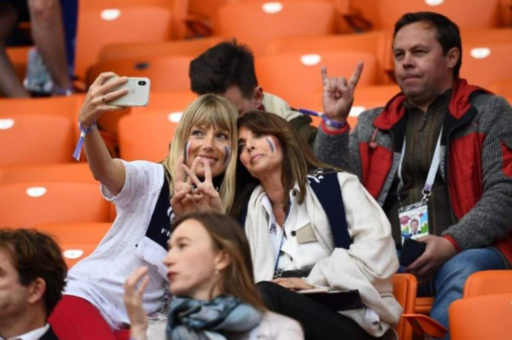 Dos hermosas francesas se toman una selfie.