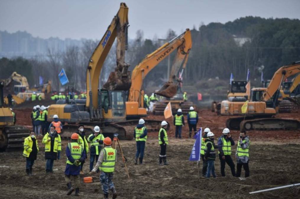 Los obreros, que son llevados al sector en autocar, deben someterse a un control de temperatura cuando vuelven a sus viviendas o lugares de reposo, que se hallan en el otro lado de la calle.