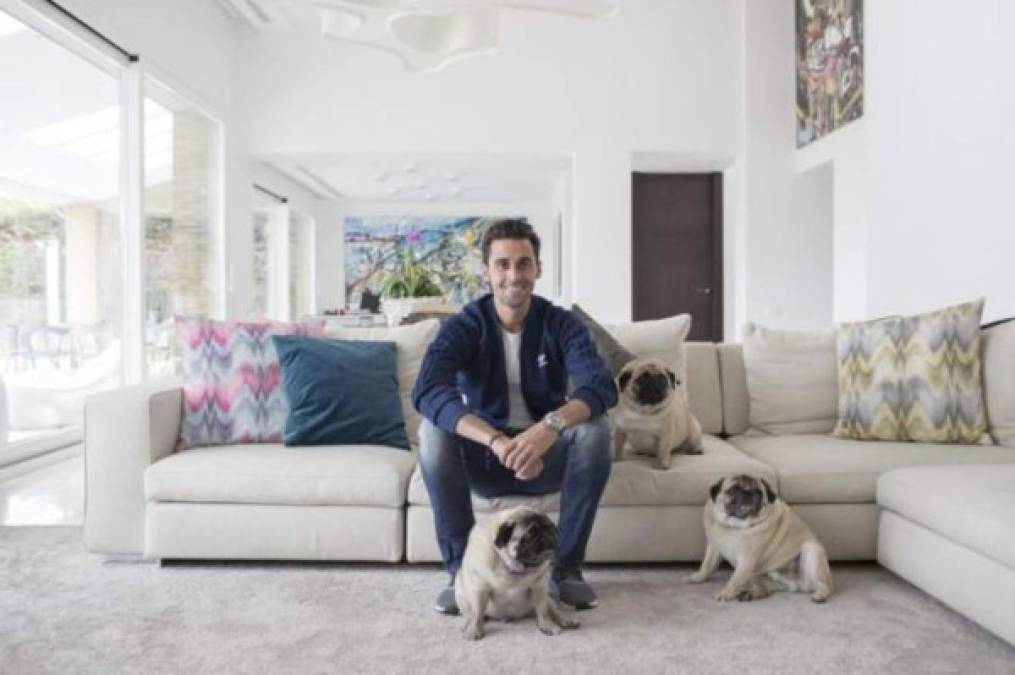 Álvaro Arbeloa tiene tres perros llamados: Mulder, Sawyer y Bauer. Tiene muchas fotos de sus tres hijos. Qué buen papá.