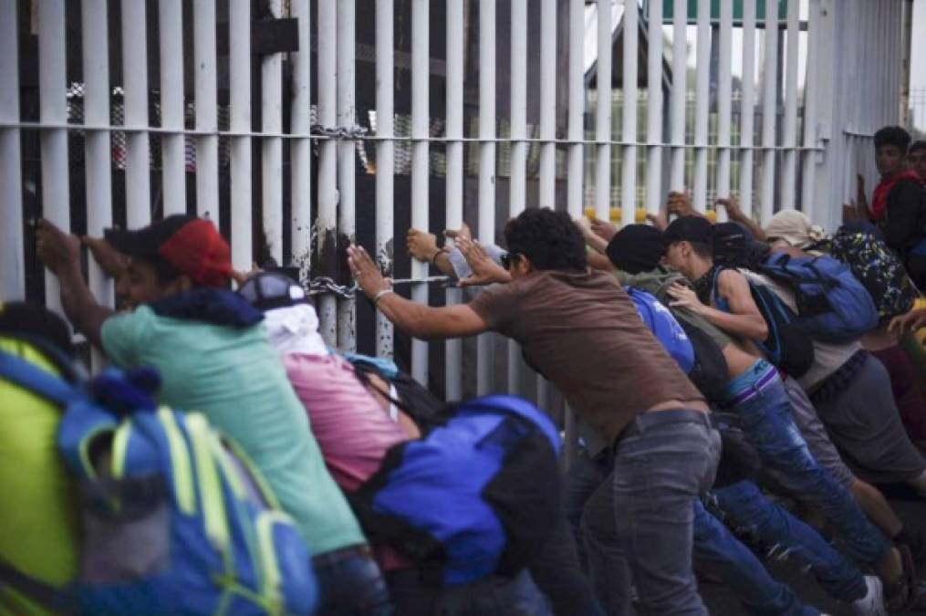 Miembros de la caravana intentaron derribar los portones de ingreso del cruce fronterizo en México, sin embargo, los anti motines los repelieron con gases lacrimógenos.