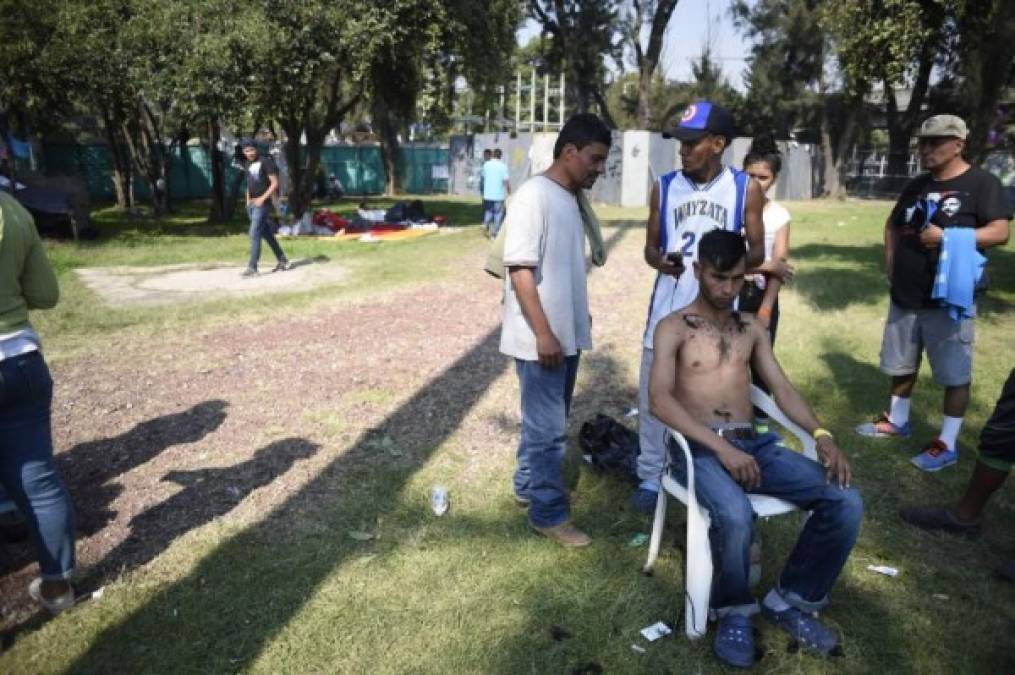 Desde entonces, se ha ganado un dinero cortando pelo. 'La comida no nos falta pero igual uno tiene sus necesidades', dice mientras otros migrantes esperan cortarse el pelo en la improvisada barbería en la que suena el reguetón.