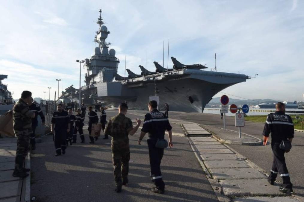 El portaviones francés Charles de Gaulle llegó al Mediterráneo con 26 cazas a bordo, para duplicar el potencial militar de Francia en la región, donde ya dispone de seis aviones Rafale en la lucha contra ISIS.