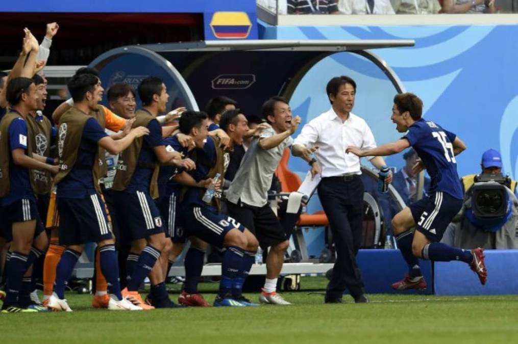 Yuya Osako celebrando el gol de la victoria de Japón con sus compañeros. Foto AFP