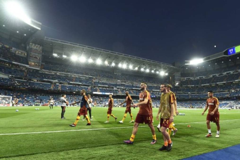 El griego Kostas Manolas se llevó una ovación del Santiago Bernabéu cuando su nombre sonó por la megafonía del estadio. En la campaña pasada eliminó al Barcelona de la Champions y hoy ha sido recordado por el madridismo.