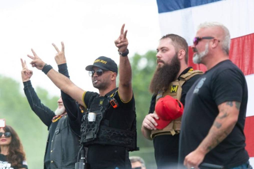 Los socios en Proud Boys tienen tres niveles. El más básico es autodeclararse un Proud Boy, el segundo es jurar no masturbarse y ser golpeado a la vez que se recitan los nombres de cinco cereales, y el tercer nivel es llevar un tatuaje de Proud Boys.