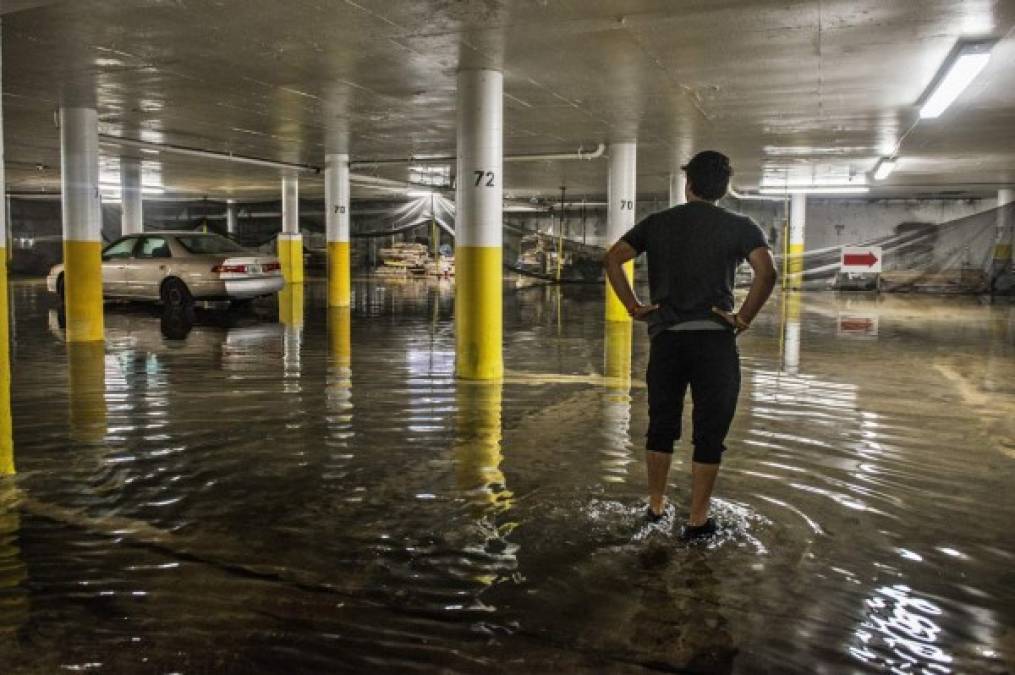 Un parqueo inundado en un edificio de Miami Beach.