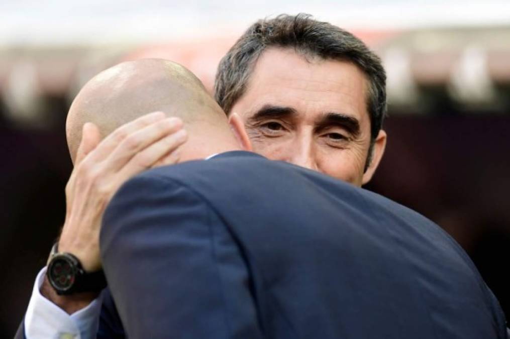 Zidane y Valverde se saludan al salir al campo para el inicio del partido.