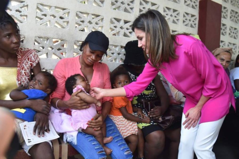 El centro educativo está situado en el corazón de Cité Soleil, una comuna de la periferia de Puerto Príncipe donde viven hacinadas decenas de miles de personas en sus destartaladas calles en medio de la miseria, la suciedad y la delincuencia.