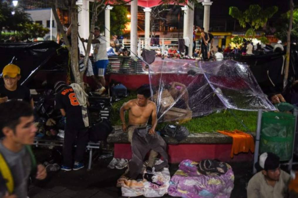 'La verdad es que estamos muy maltratados de los pies por el tipo de zapatos, y por eso estamos descansando para mañana seguir', explicó Reyna Elisabeth Cumala Rodríguez, una salvadoreña de 49 años que busca emigrar por la pobreza.