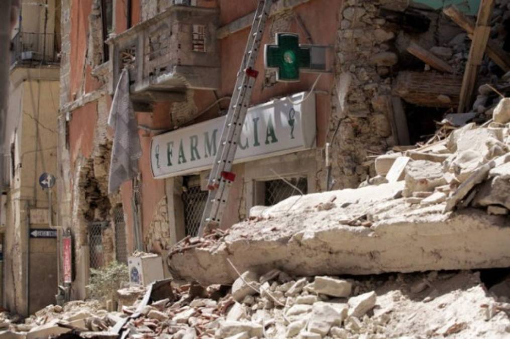 Así luce ahora la farmacia afectada por el sismo.