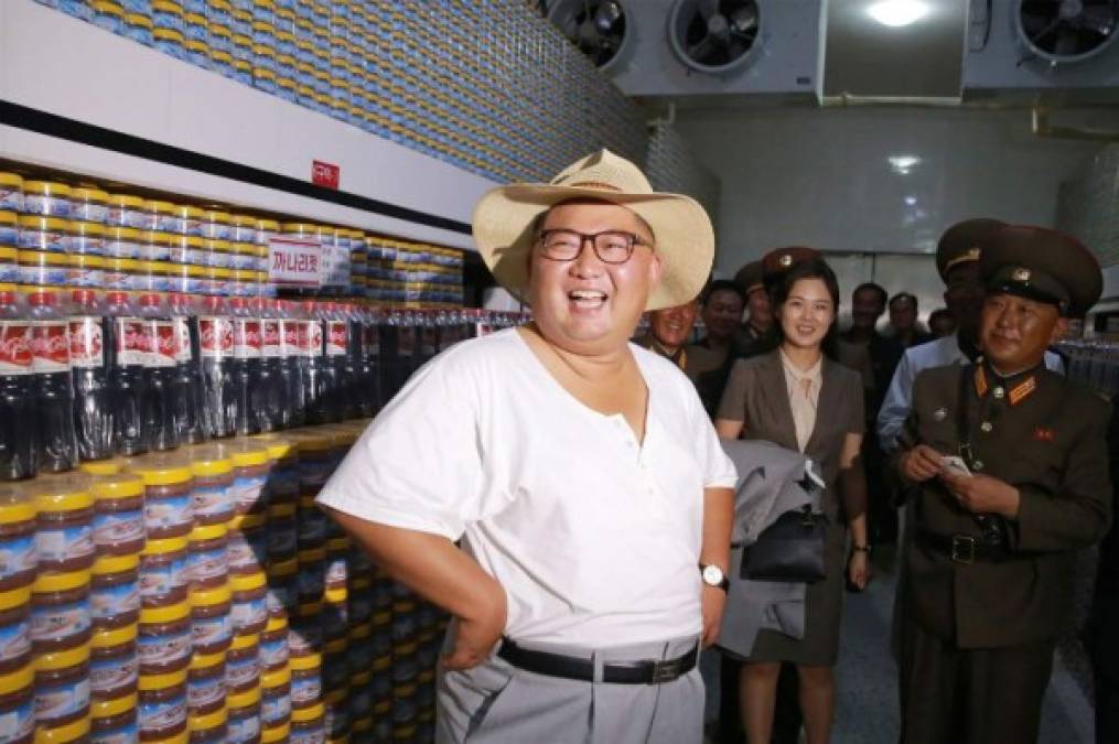 La ola de calor se extendió hasta Corea del Norte, donde el líder Kim Jong-un se vio obligado a quitarse su uniforme durante su visita a una fábrica en Pyongyang.