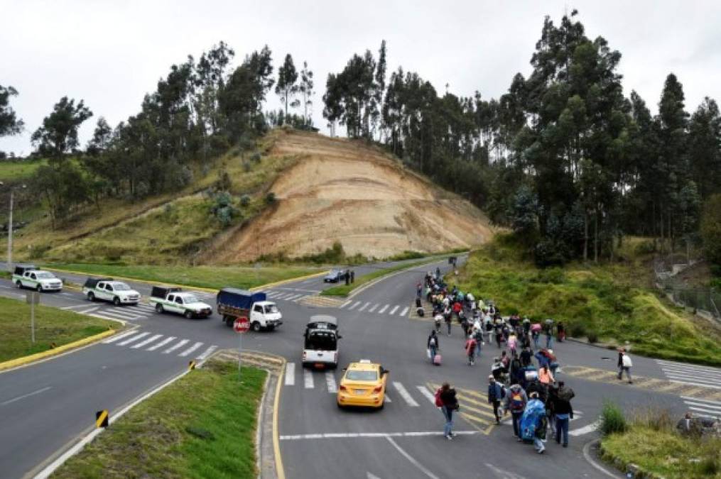 Envuelto en una cobija pequeña, con un gorro contra el frío, las manos juntas en plegaria, y sin palabras, un niño de unos 8 años con sus padres, y otras siete personas, esperaba al filo de la carretera a que algún automotor los lleve, en una de las estampas más desgarradoras registradas hoy en la vía.<br/>