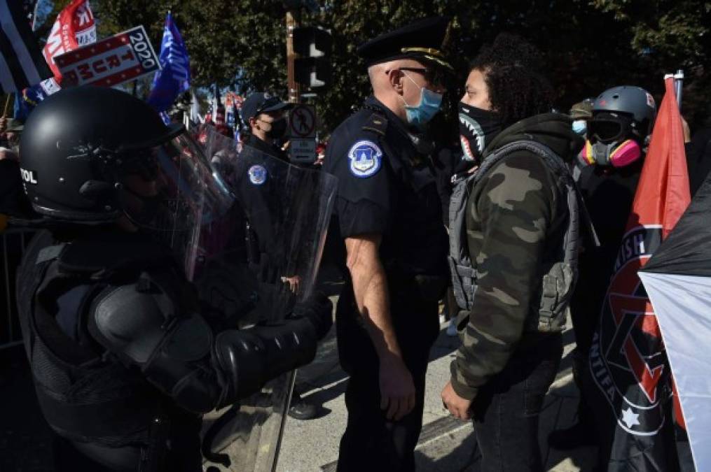 Después de que los agentes separaran a ambas partes, muchos de los seguidores de Trump, entre los que había miembros del grupo de ultraderecha Proud Boys se unieron a otros partidarios del presidente en el Mall, la explanada monumental que une la Casa Blanca con el Capitolio, mientras que sus detractores se quedaban en la calle 16 a la altura de la plaza Black Lives Matter (las vidas negras importan).