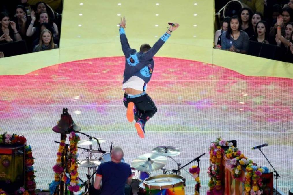 Beyonce, Chris Martin de Coldplay y Bruno Mars en el espectáculo de medio tiempo del Super Bowl.