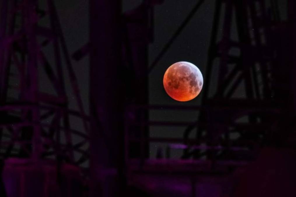 El eclipse duró unas tres horas: una primera hora en que la Luna llena fue suavemente tragada por la sombra de la Tierra, luego una hora de eclipse total y finalmente una hora en que la Luna progresivamente se asomó nuevamente plena y brillante.