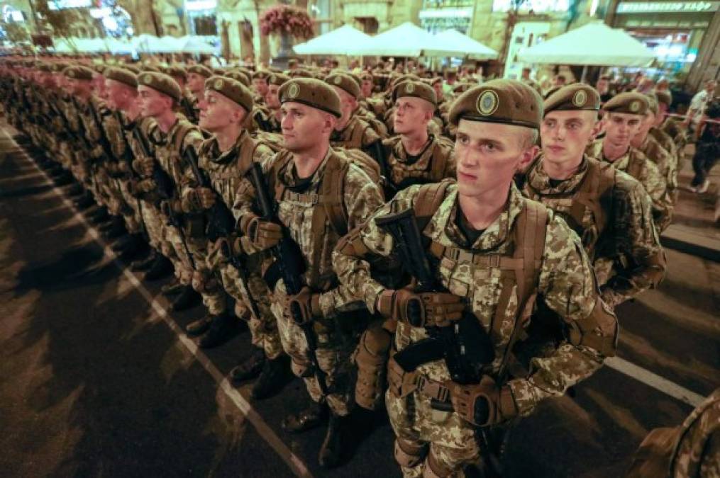 UCRANIA. Orgullo por la patria. Soldados ucranianos en un ensayo para el desfile militar que se realizara el 24 de agosto por la independencia.