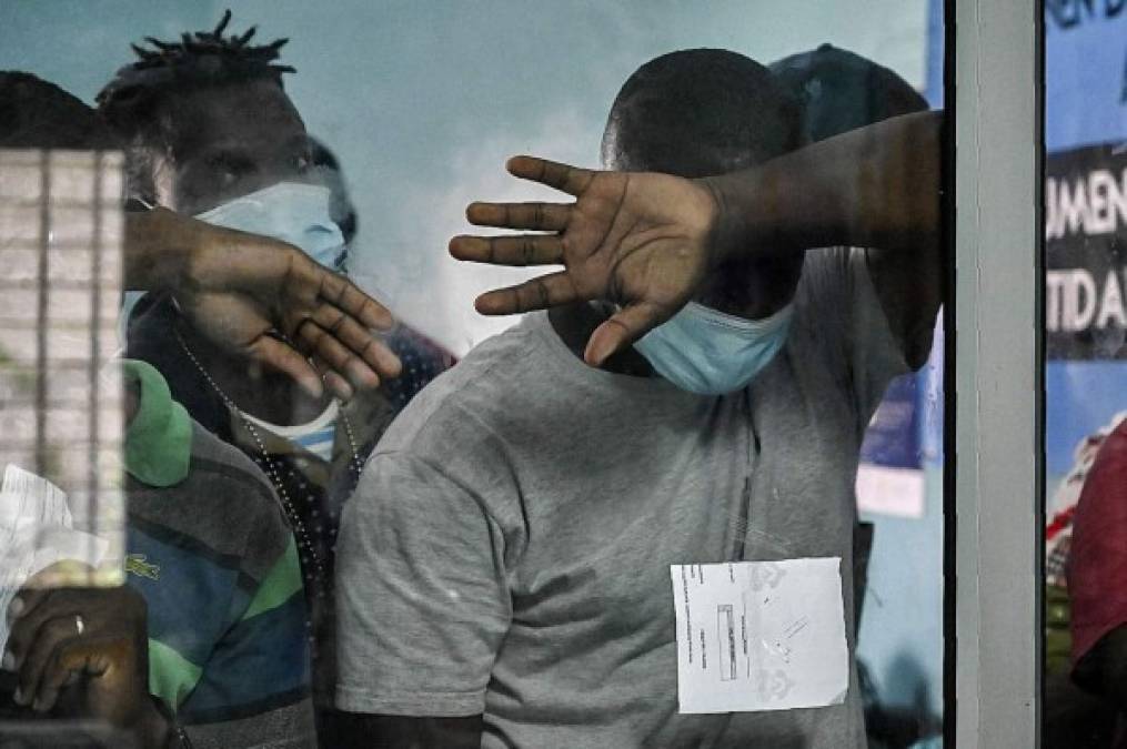 Migrantes esperan a que Honduras les autorice cruzar hacia El Salvador o Guatemala, en la osada ruta hacia Estados Unidos. Algunos han emprendido la aventura desde hace varios años, por muchos países. Fotos: AFP